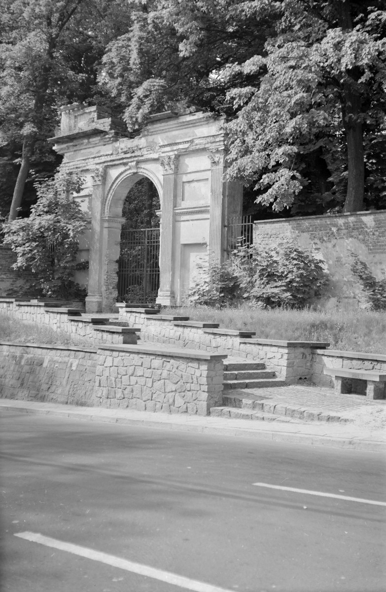 pałac Czartoryskich - park krajobrazowy - Brama Rzymska - elewacja frontowa, skan 1
