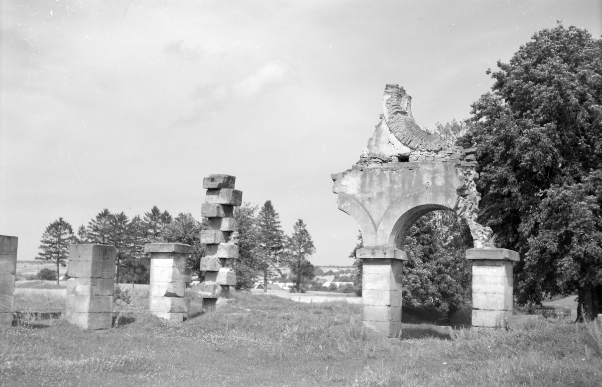 zakład i osiedle przemysłowe - ruina walcowni - fragment, skan 1
