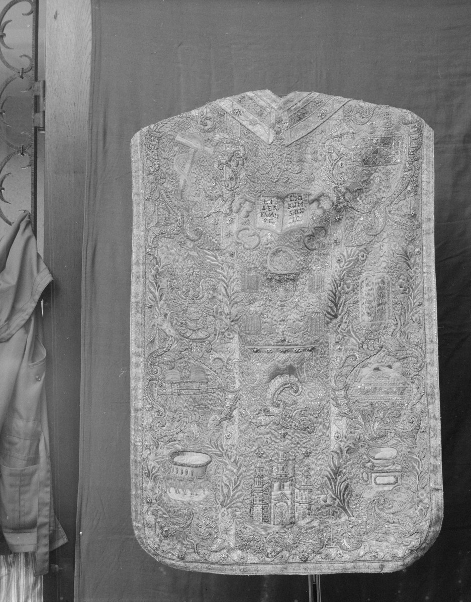 Skarbiec Katedralny - Ornat bp. Górskiego. Całość, tył., skan 1