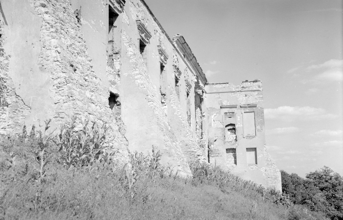 Zamek. Zniszczone fragment murów. Fragment elewacji płd. z przyporami. Renesans. , skan 1