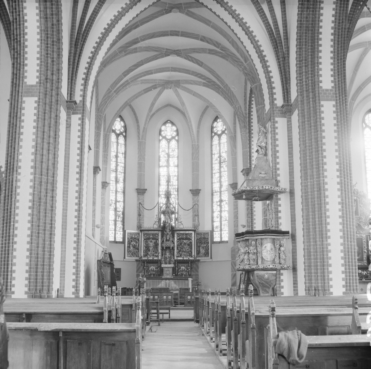 Kościół św. Apostołów Piotra i Pawła - nawa główna z widokiem na ołtarz główny. Sklepienie gwiaździste. Ambona. , skan 1