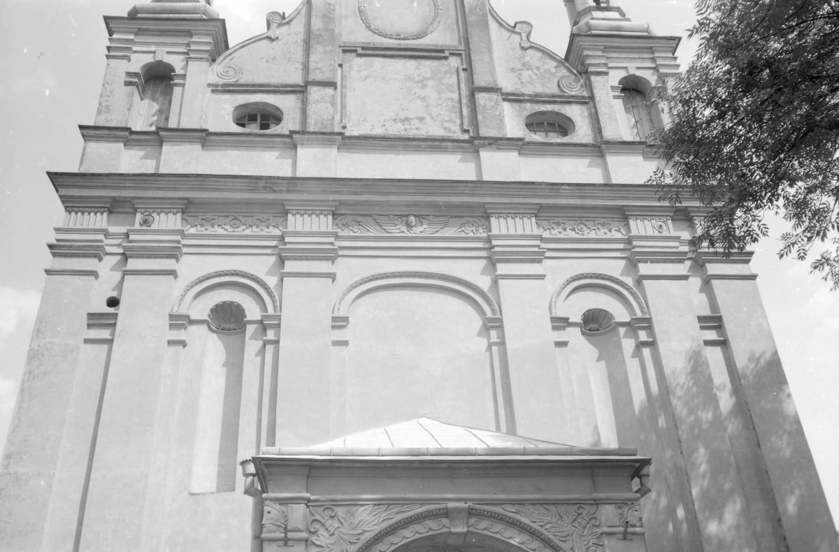 Kościół Wniebowzięcia Najświętszej Maryi Panny - elewacja zach. wysoki szczyt, pilastry., skan 1