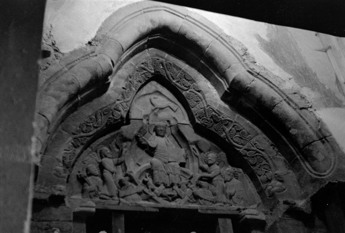 kościół św. Trójcy - boczny portal, tympanon, skan 1