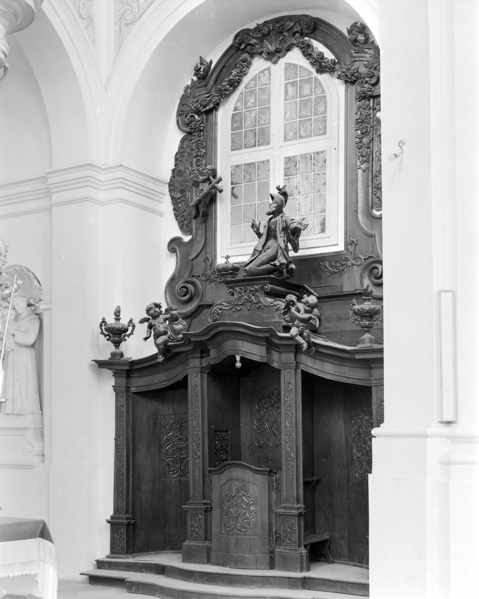 Kościół pw. NMP i św. Mikołaja - wnętrze: konfesjonał., skan 1