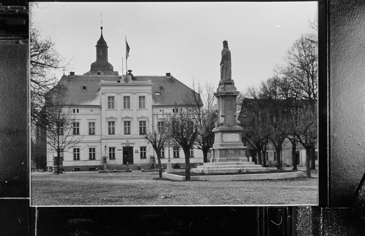 ratusz, rynek pomnik Mieszka I, skan 1