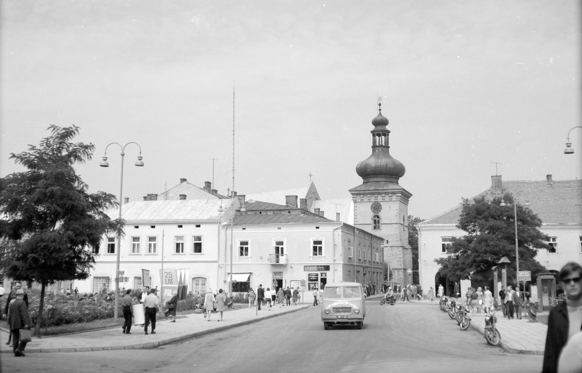 Pierzeja rynku część środkowa z widoczną Wieżą Farną., skan 1