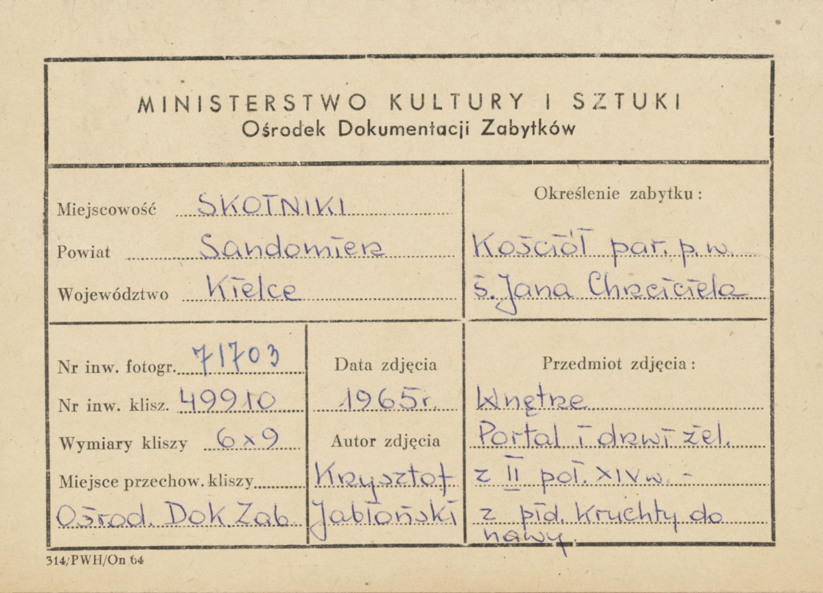 Kościół parafialny - widok na portal z kruchty do nawy - metryczka, skan 1