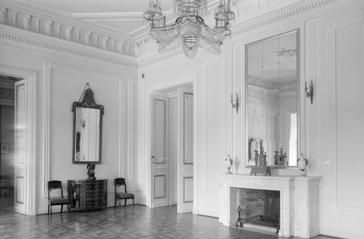 Pałac - wnętrze: Sala Kominkowa zwana pierwotnie Pokojem Towarzyskim. Ściany z białego marmuru. Meble. Dekor., skan 1