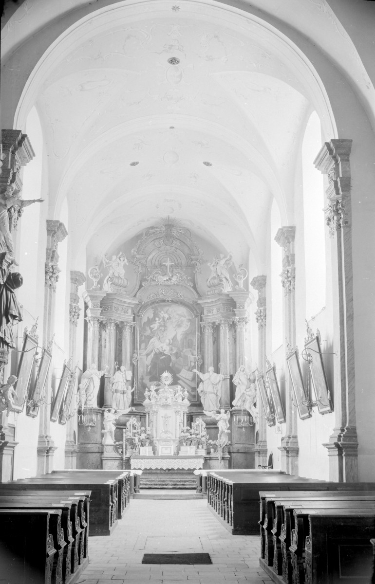 kościół oo. Franciszkanów - wnętrze: widok na ołtarz główny, skan 1