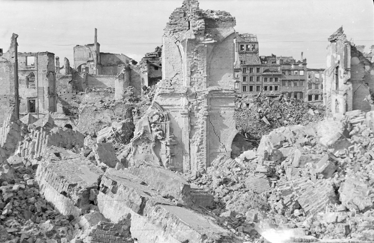 Widok na ruiny sanktuarium M. B. Łaskawej i Katedry. W oddali rynek Starego Miasta., skan 1