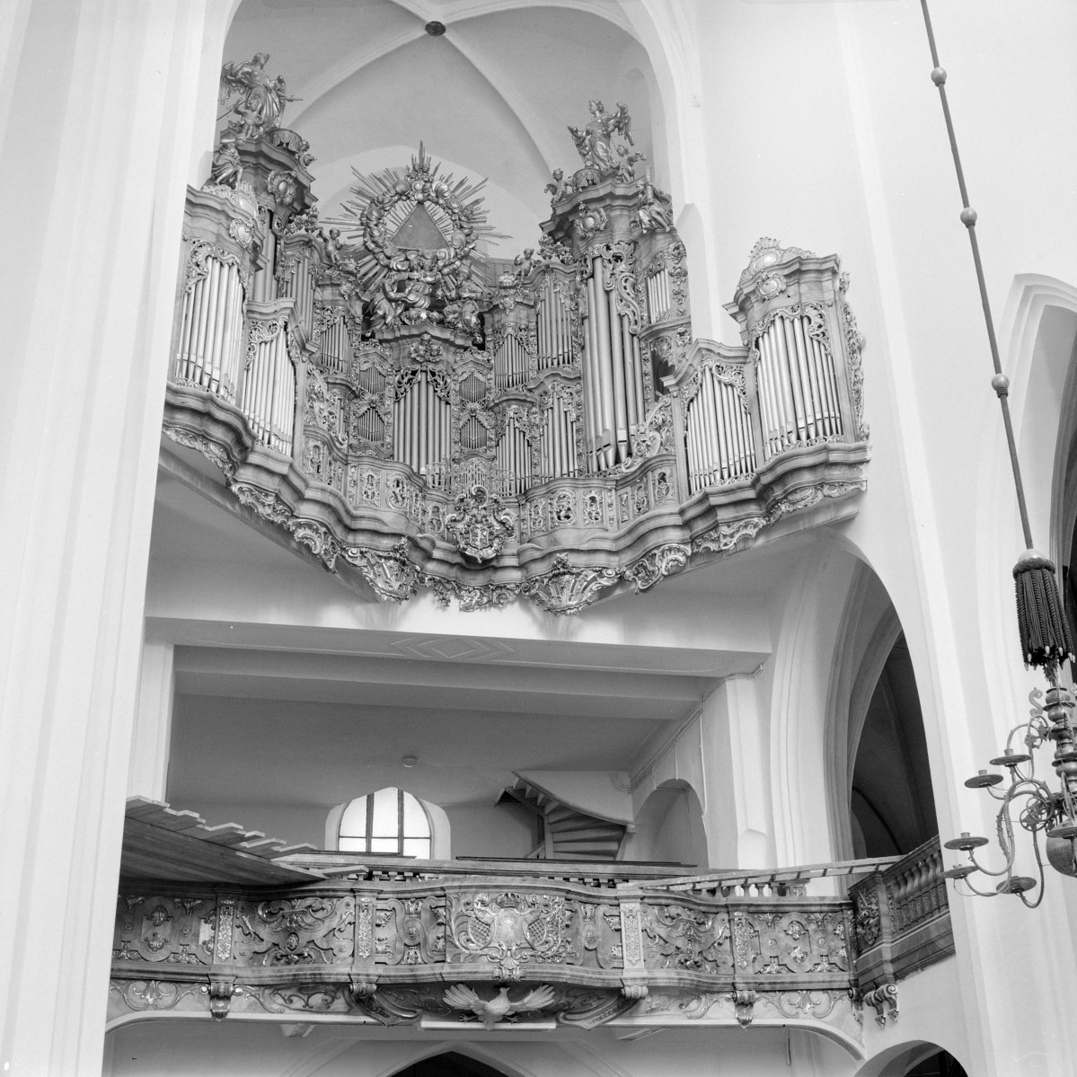 kościół parafialny, ob. garnizonowy pw. św. Elżbiety - wnętrze: chór i organy, skan 1