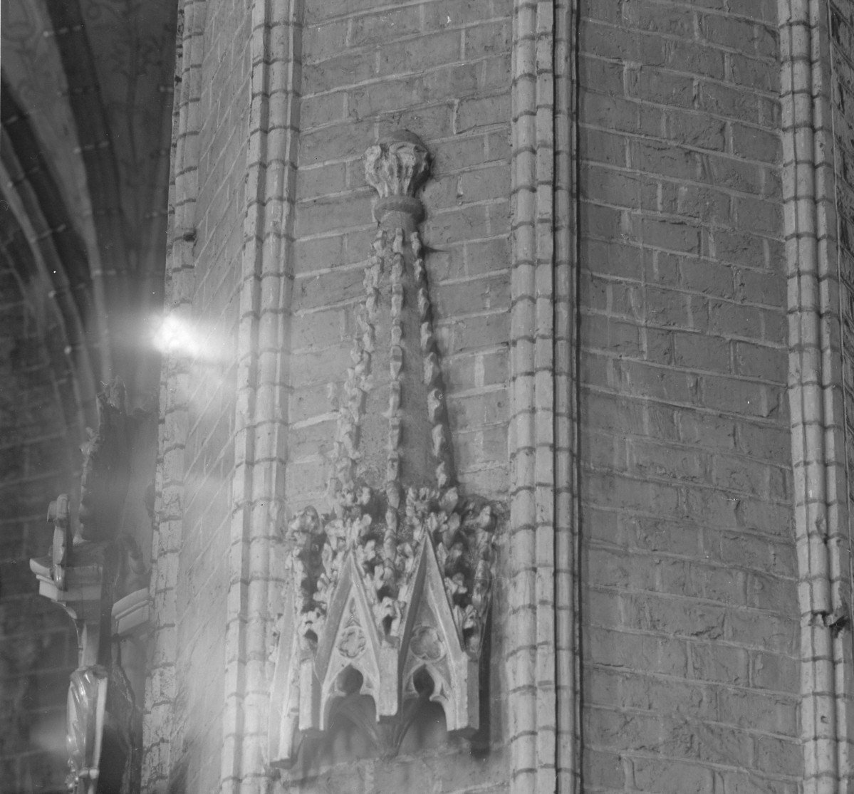 kościół pw. Wniebowzięcia Najświętszej Maryi Panny - wnętrze - baldachim nad rzeźbą apostoła, skan 1