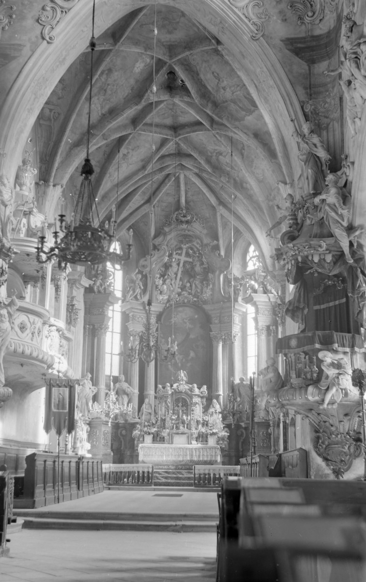 kościół parafialny pw. św. Bartłomieja, wnętrze - prezbiterium, skan 1