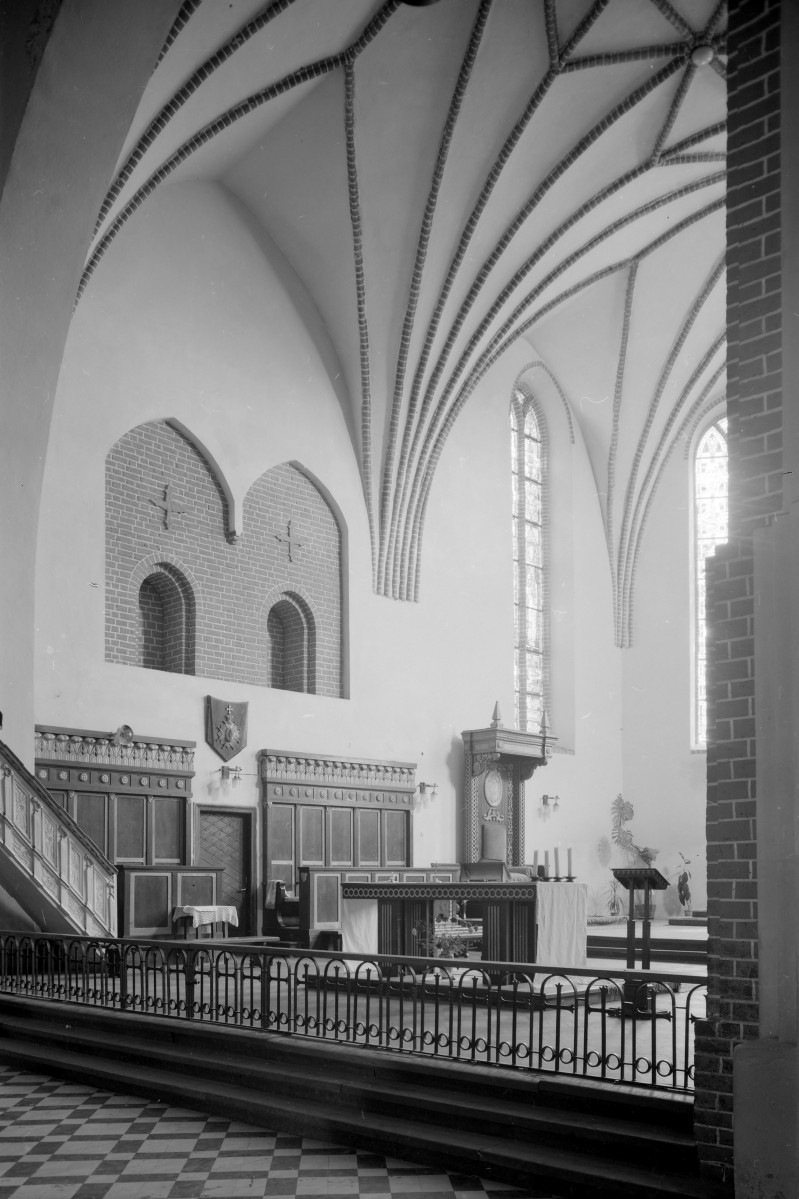 katedra św. Michała Archanioła - wnętrze: prezbiterium i widok na ścianę, skan 1