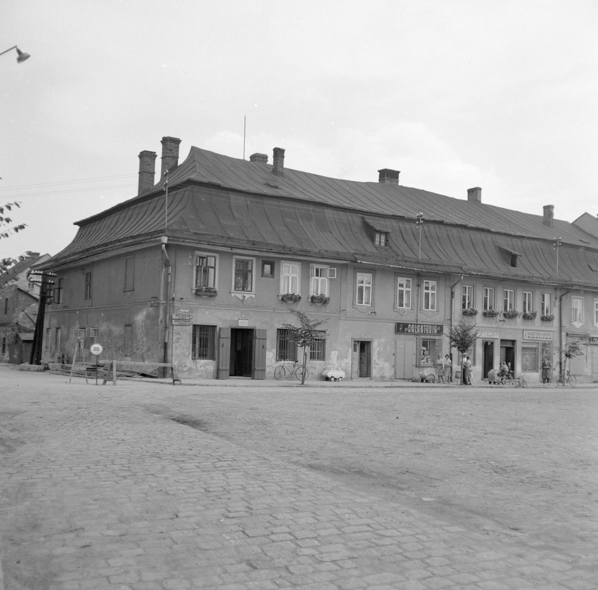 kamienica dawny nr 93 - elewacja frontowa, skan 1