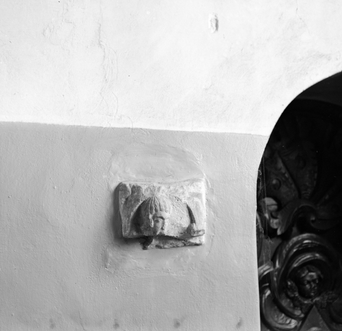 klasztor Norbertanek - kościół pw. Świętej Trójcy - wnętrze - detal romański, skan 1