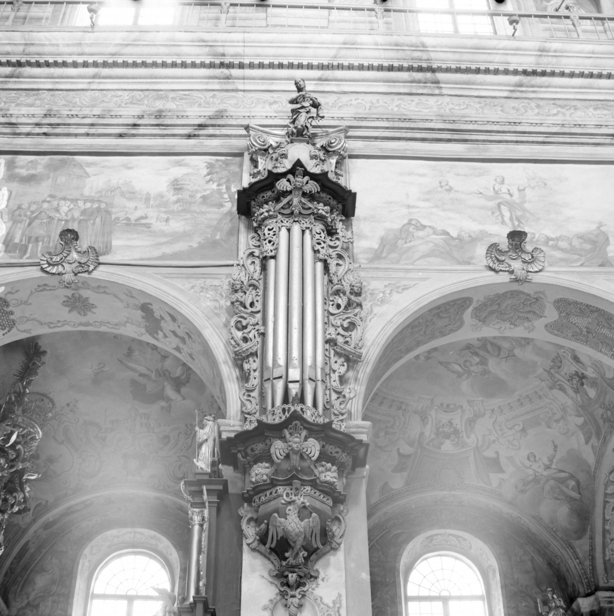 bazylika pw. Zwiastowania Najświętszej Marii Panny - wnętrze: segment organów na ścianie północnej nawy głónej, 1812 r., skan 1