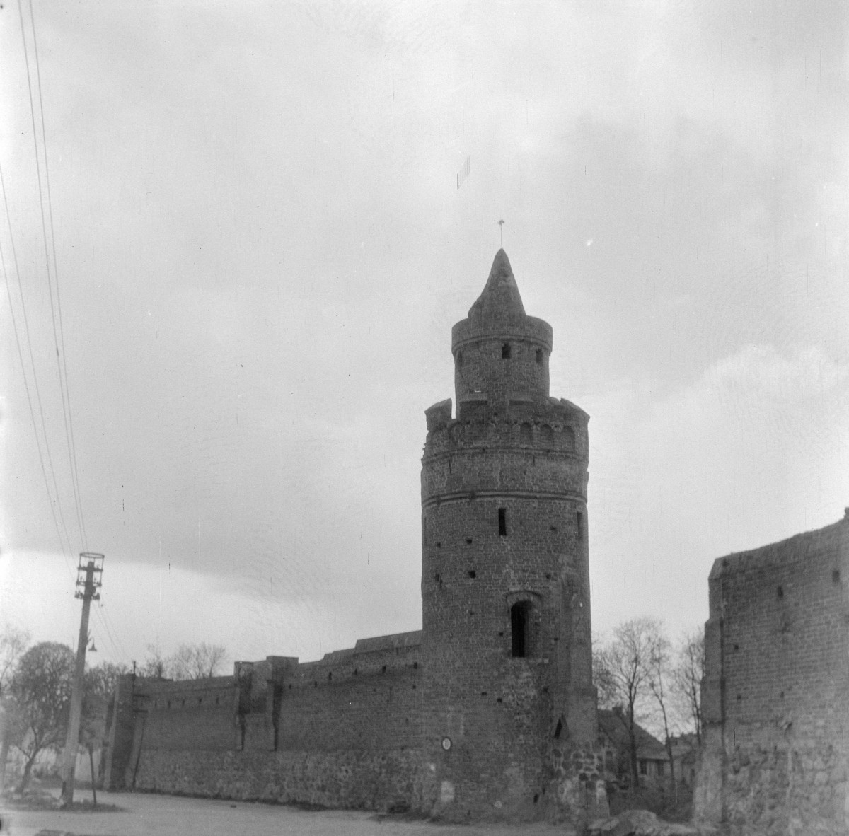 mury miejskie - Baszta Sowia oraz fragment murów obronnych - ruina, skan 1