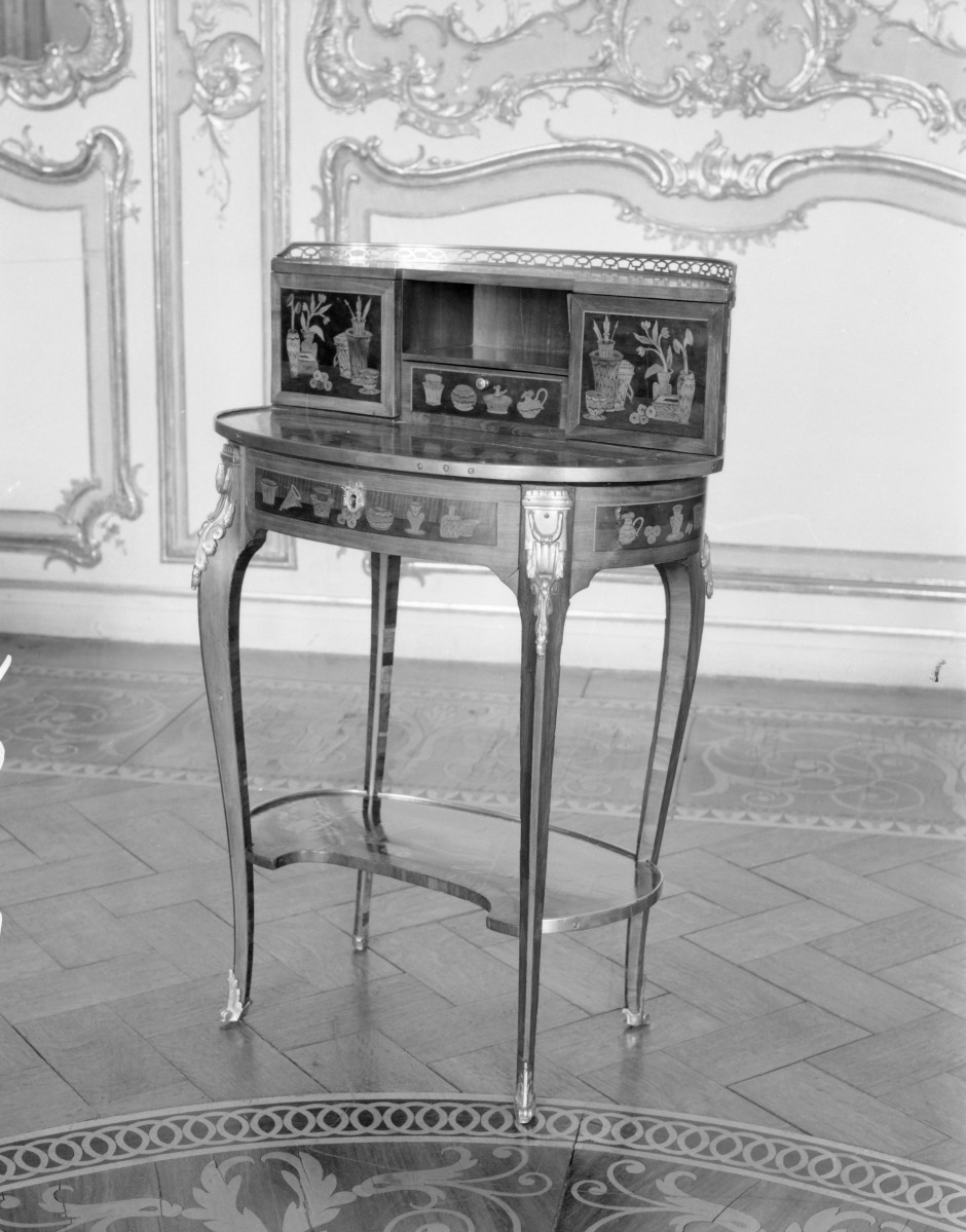 zamek magnacki Lubomirskich i Potockich - wnętrze - piętro I - Sala Lustrzana - stolik, skan 1