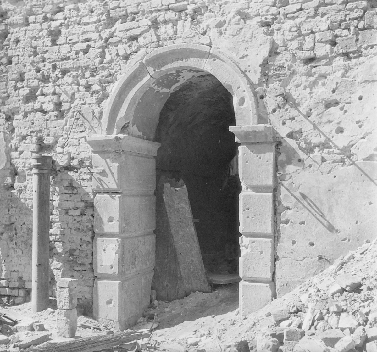 Portal w zniszczonej kamienicy. Przejście łukowe. , skan 1