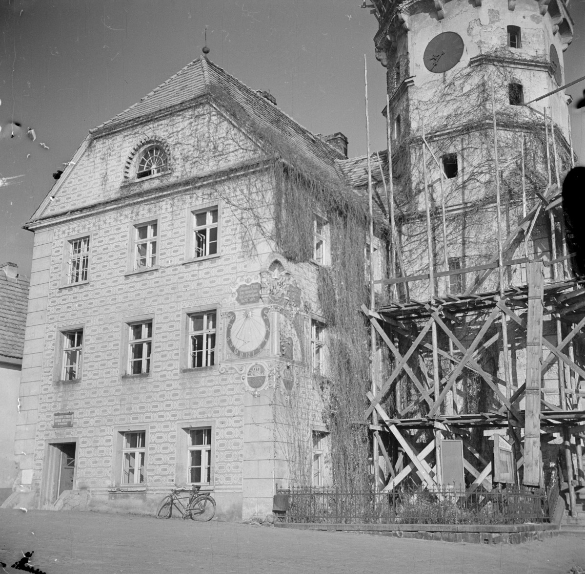ratusz - remont wieży, zegar słoneczny, skan 1