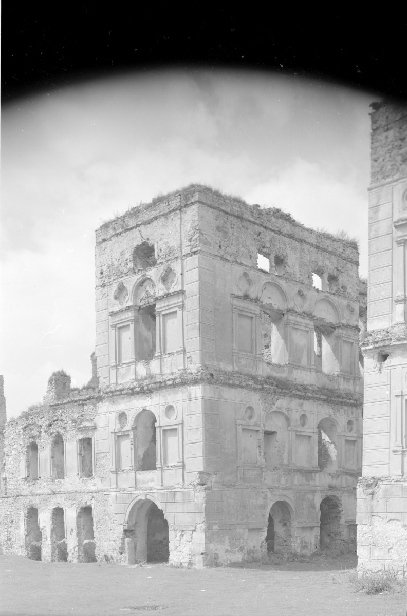 Zamek Krzyżtopór - fragment elewacji od dziedzińca od strony wschodniej, skan 1