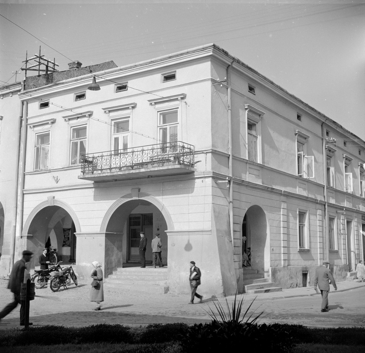 kamienica - elewacja frontowa i boczna, skan 1