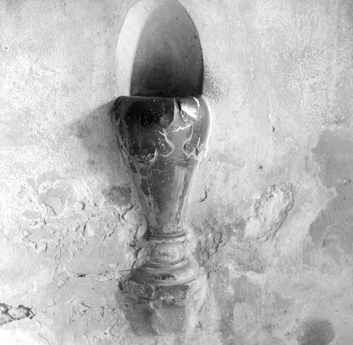 kościół farny pw. Świętej Trójcy - wnętrze: kruchta, kropielnica, skan 1