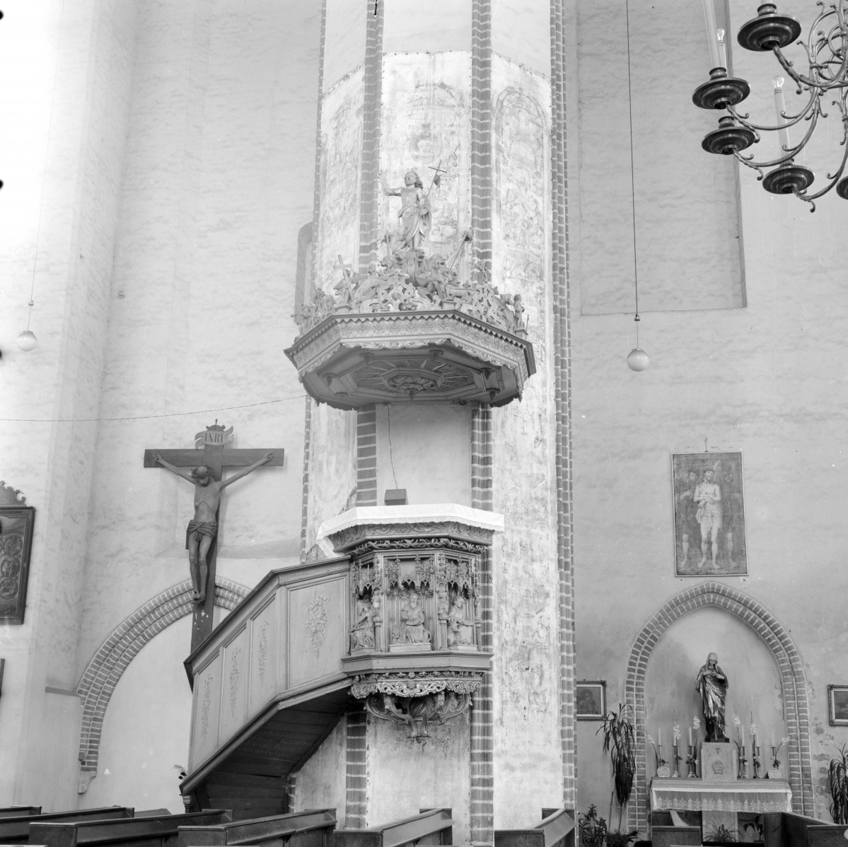 archikatedra pw. Świętej Trójcy - wnętrze: ambona, skan 1