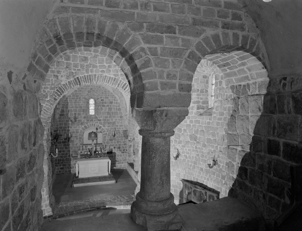Rotunda św. Prokopa - wnętrze prezbiterium. Widoczny ołtarz oraz biforium, skan 1