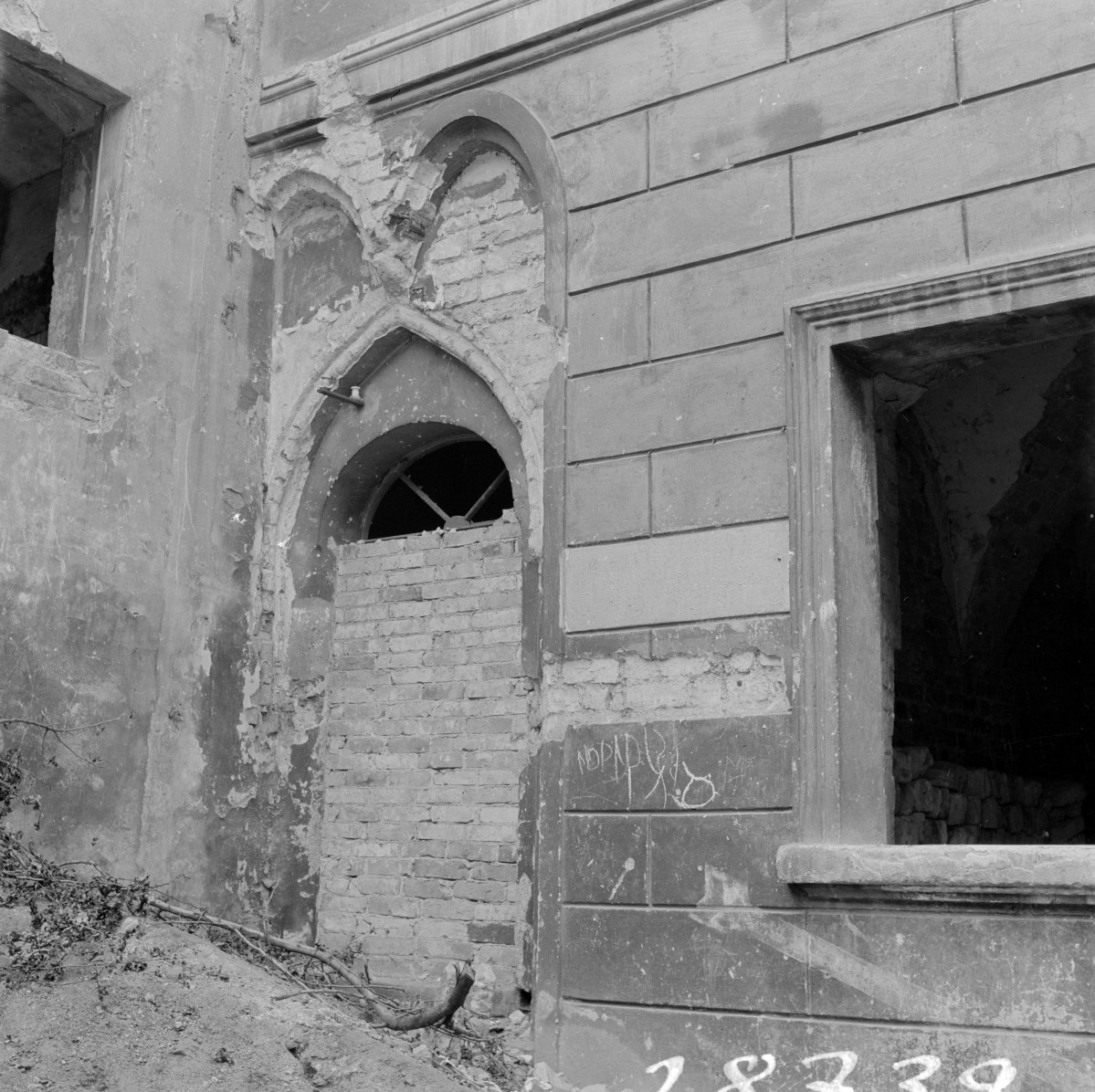 ratusz miejski - ruina - elewacja północna - fragment - portal, skan 1