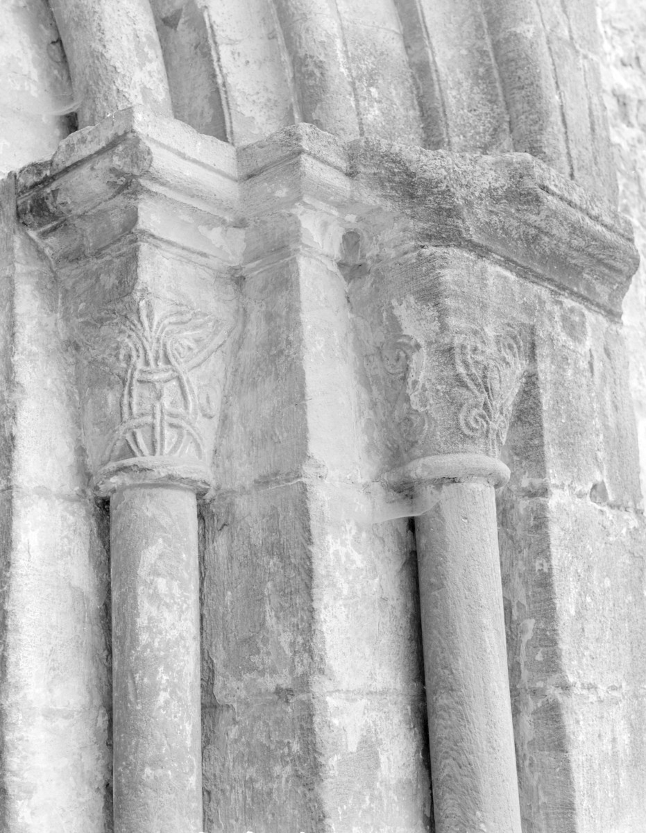 kościół pocysterski, ob. parafialny pw. św. Floriana - elewacja: portal, fragment, skan 1