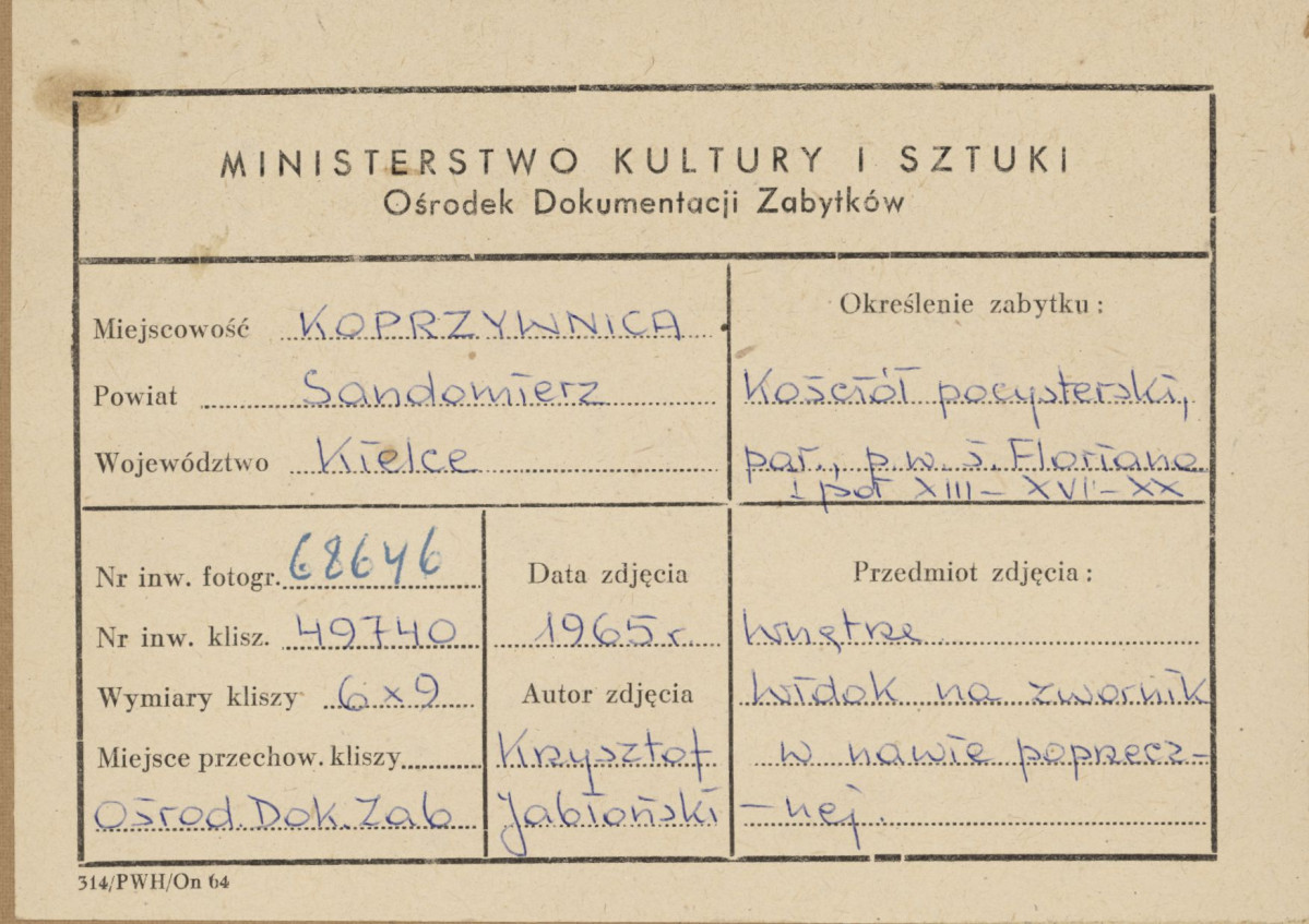 Zespół klasztorny - kościół, wnętrze ,  widok na zwornik  w sklepieniu transeptu - metryczka, skan 1