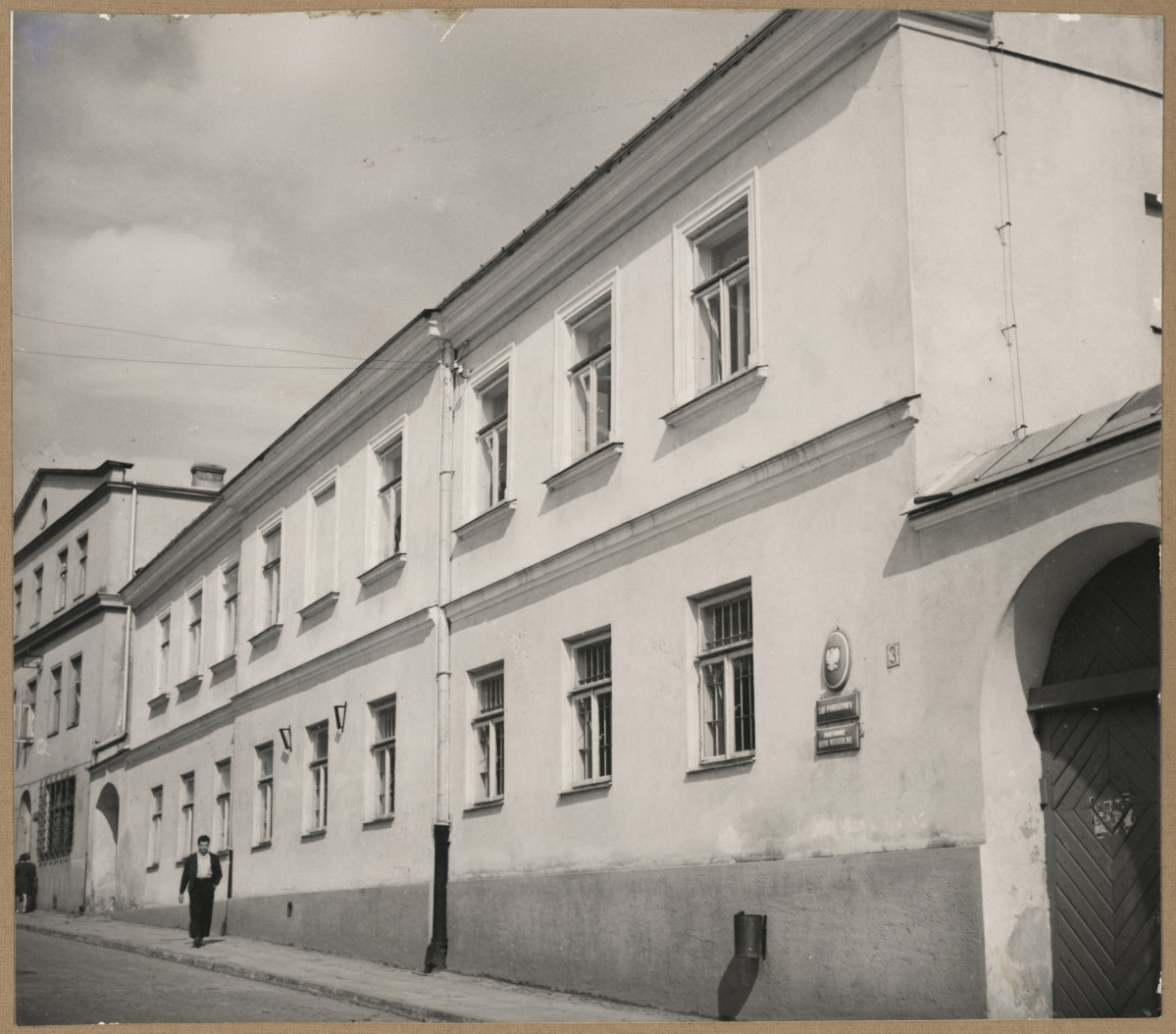 Dom - widok ogólny elewacji od strony ulicy, skan 1