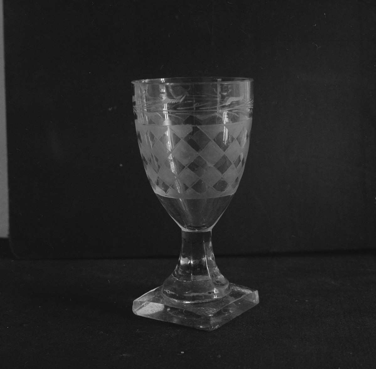 klasztor ss. Mniszek Benedyktynek - zbiory - kielich /szkło polskie/ z 1800 roku, skan 1