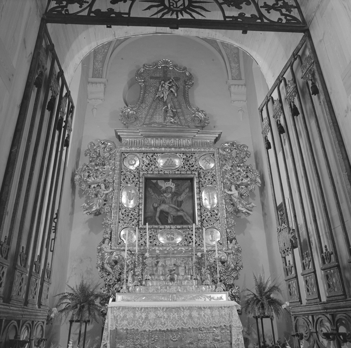kościół pw. Wniebowzięcia Najświętszej Maryi Panny - wnętrze - Kaplica Maryjna - ołtarz boczny /Pieta Chełmińska, skan 1