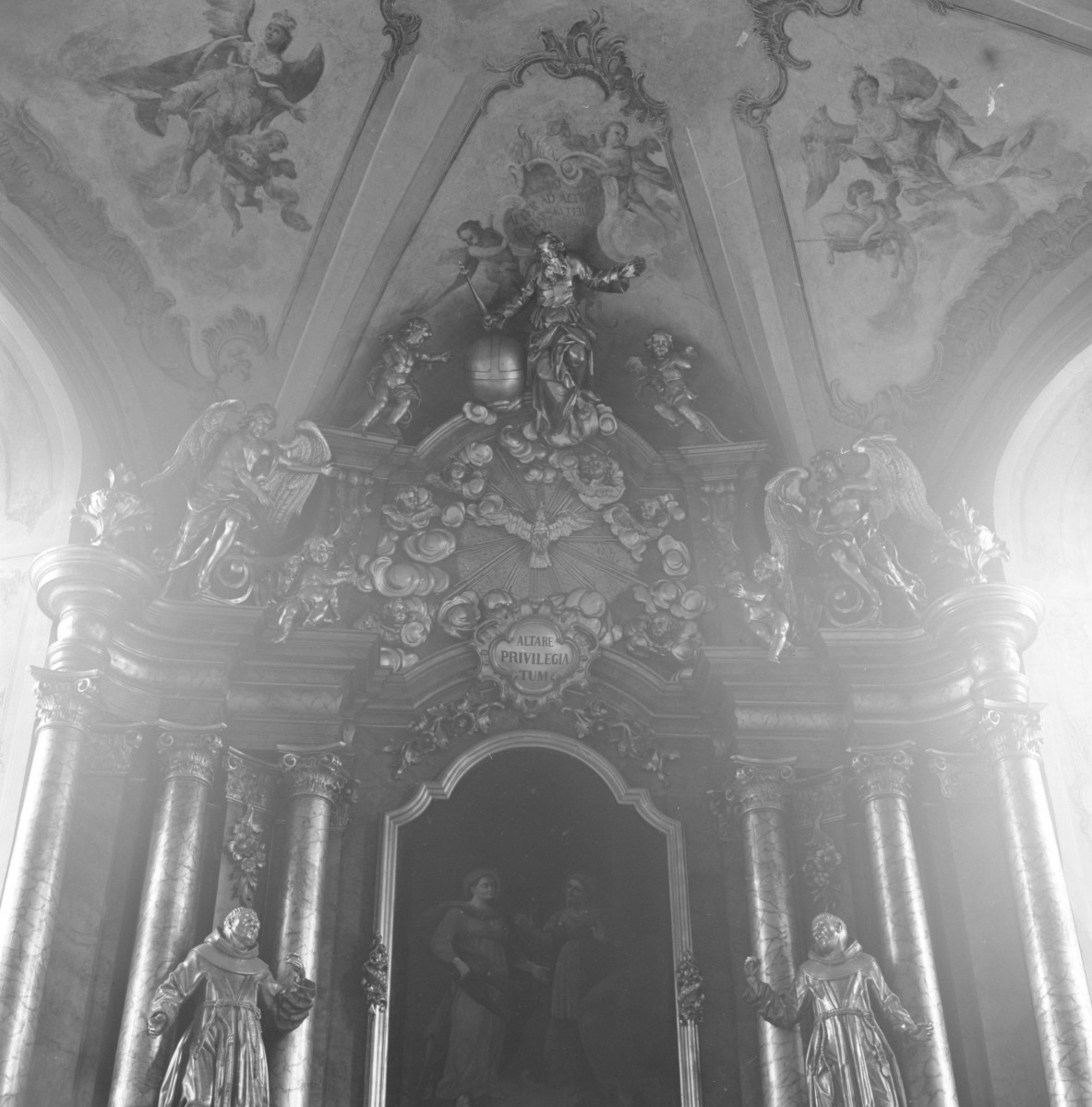 kościół klasztorny jezuitów pw. Nawiedzenia NMP - wnętrze, ołtarz główny i jego zwieńczenie, skan 1
