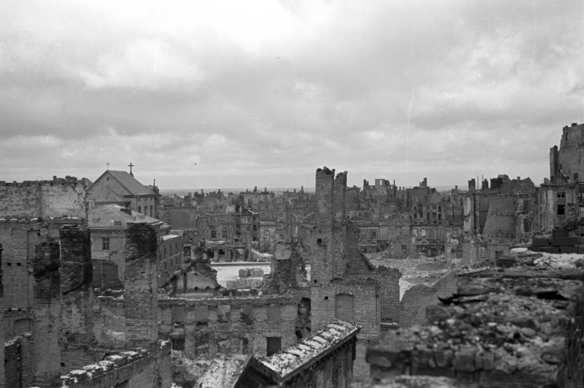 Ratusz dawny pałac Jabłonowskich - fragment ruin. W głębi ruiny zabudowa ul. Miodowej i St. Miasta., skan 1