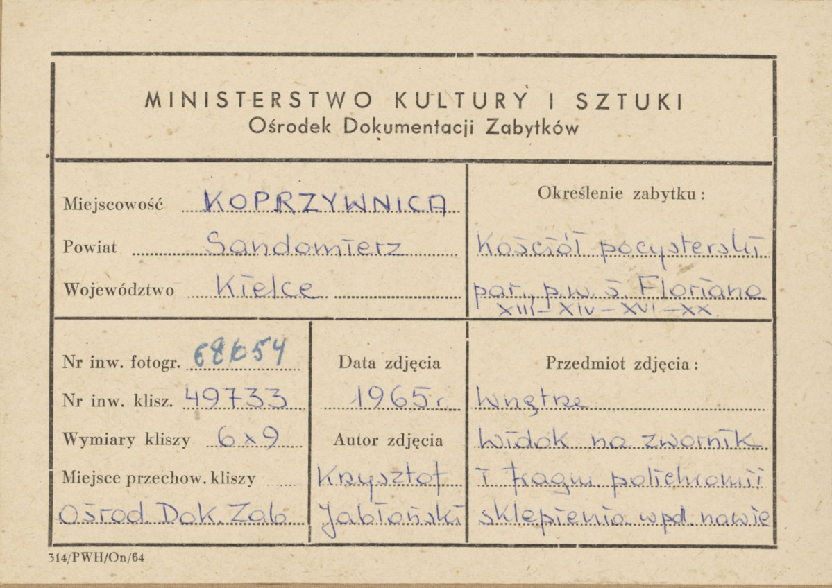 Zespół klasztorny - kościół, wnętrze , widok na zwornik w sklepieniu nawy bocznej -  metryczka, skan 1