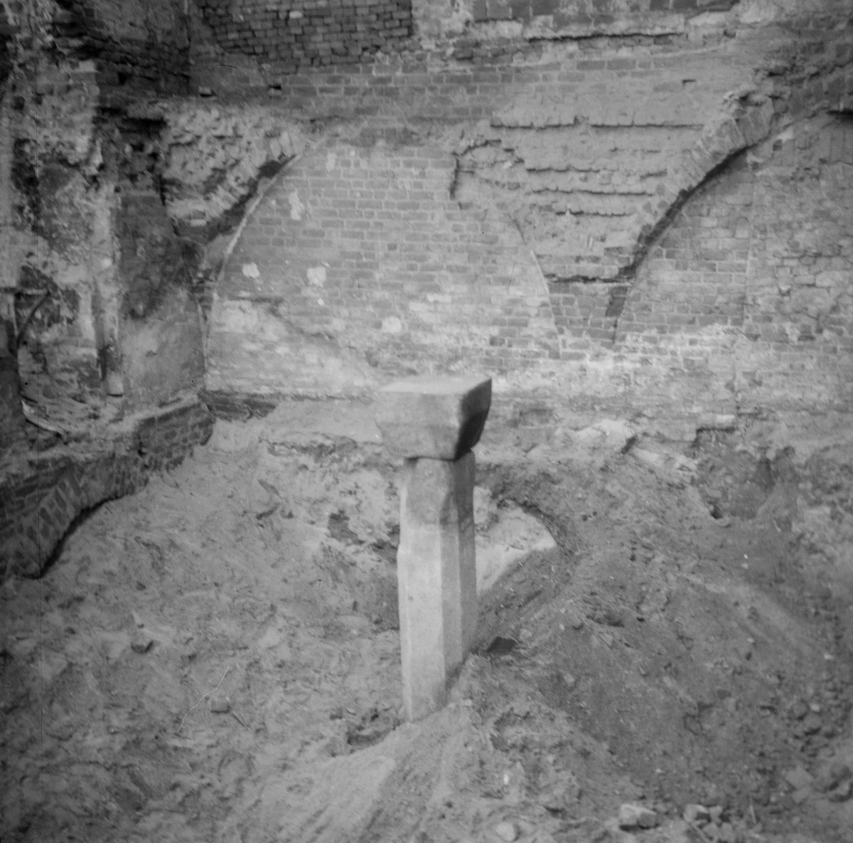 Papieski wydział teologiczny. Odkrywki archeologiczne w przyziemiu., skan 1