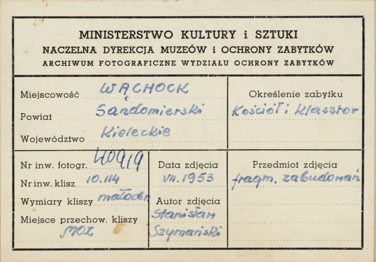 Zespół opactwa Cystersów -  fragment elewacji pomiędzy fasadą kościoła a klasztorem,  widok od strony zach. - metryczka, skan 1