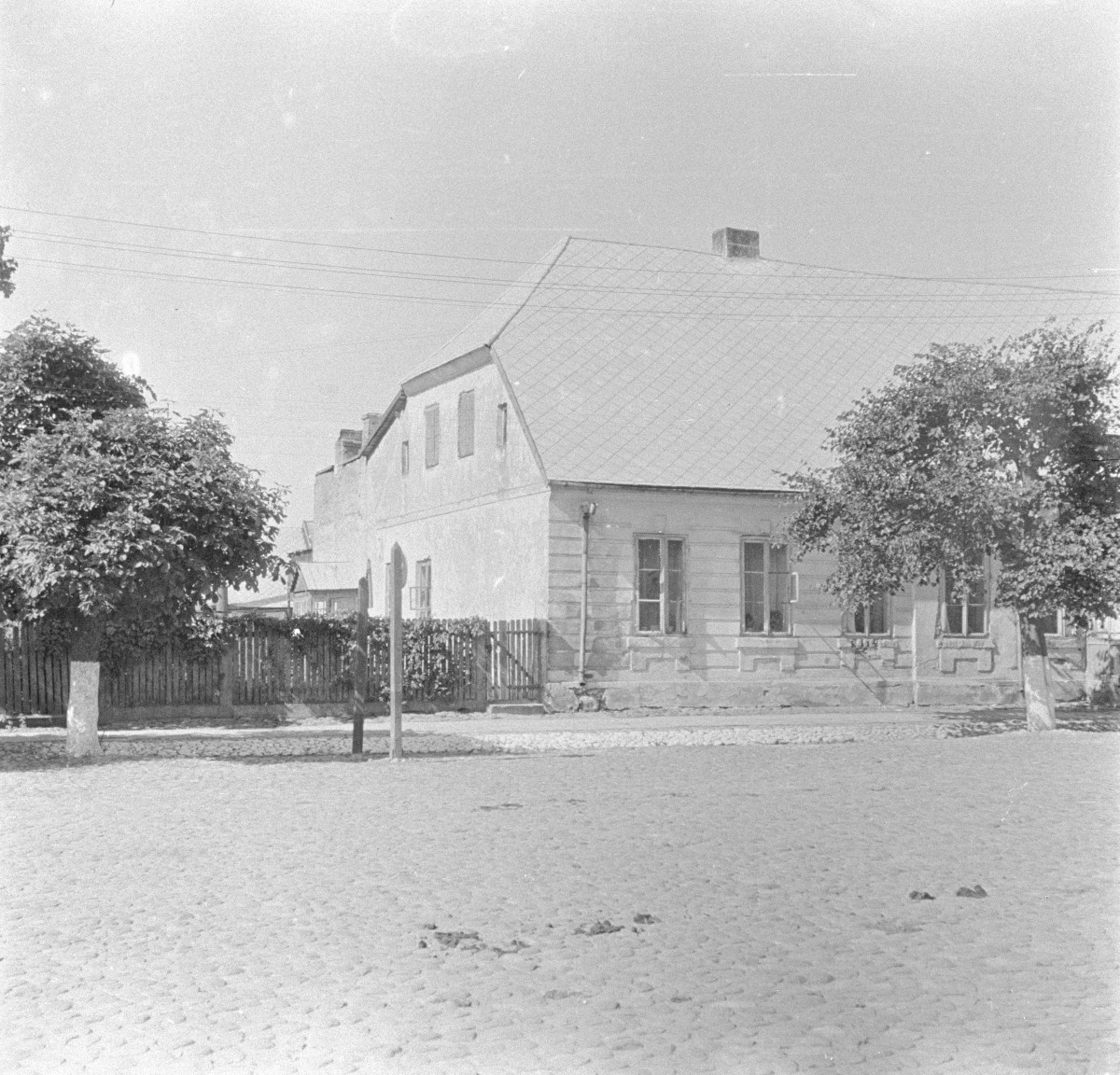 szkoła, dawna ul. Konopnickiej 2 - elewacja frontowa, skan 1