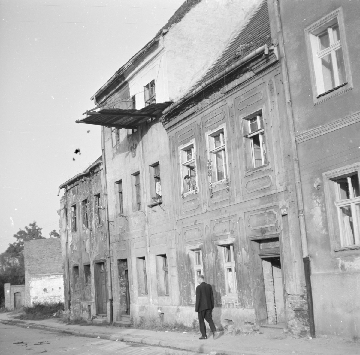kamienica - elewacja frontowa, skan 1