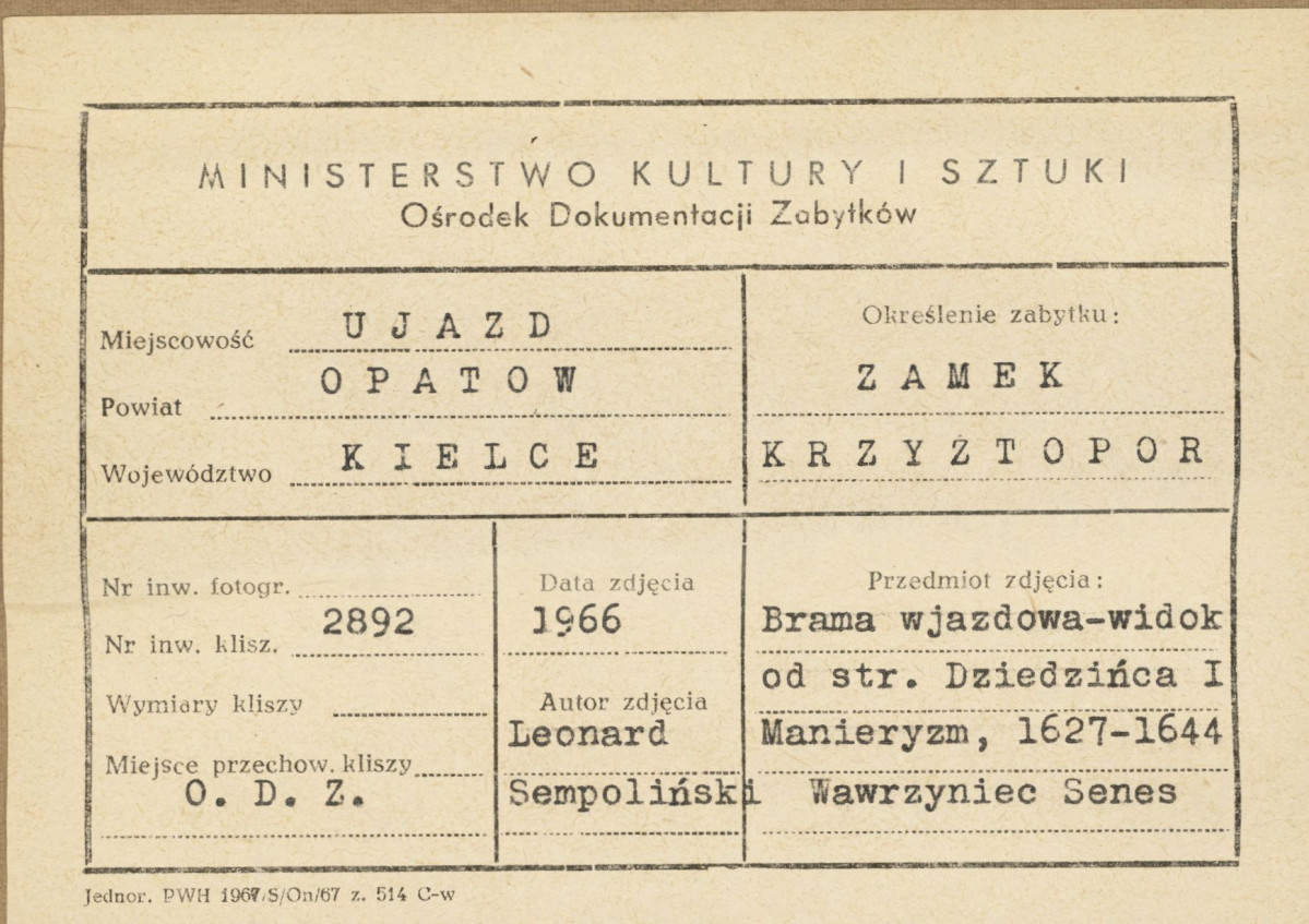 Ruiny zamku  Krzyżtopór  -  widok od strony dziedzińca na bramę wjazdową i wieżę - metryczka, skan 1
