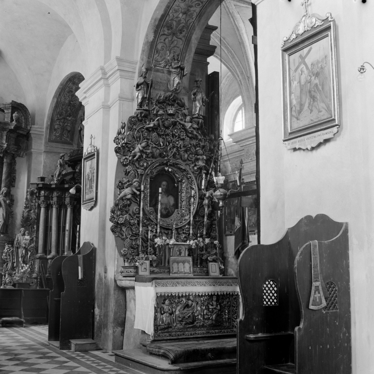kościół Świętej Trójcy - wnętrze ołtarz boczny, skan 1