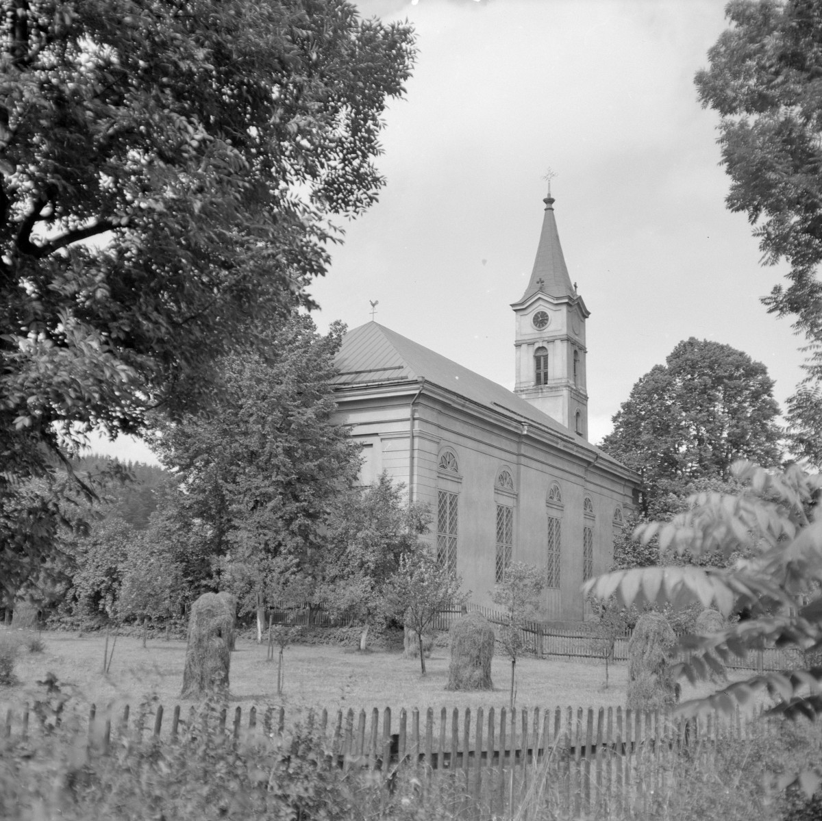 kościół ewangelicko-augsburski Piotra i Pawła - elewacja boczna od strony prezbiterium, skan 1