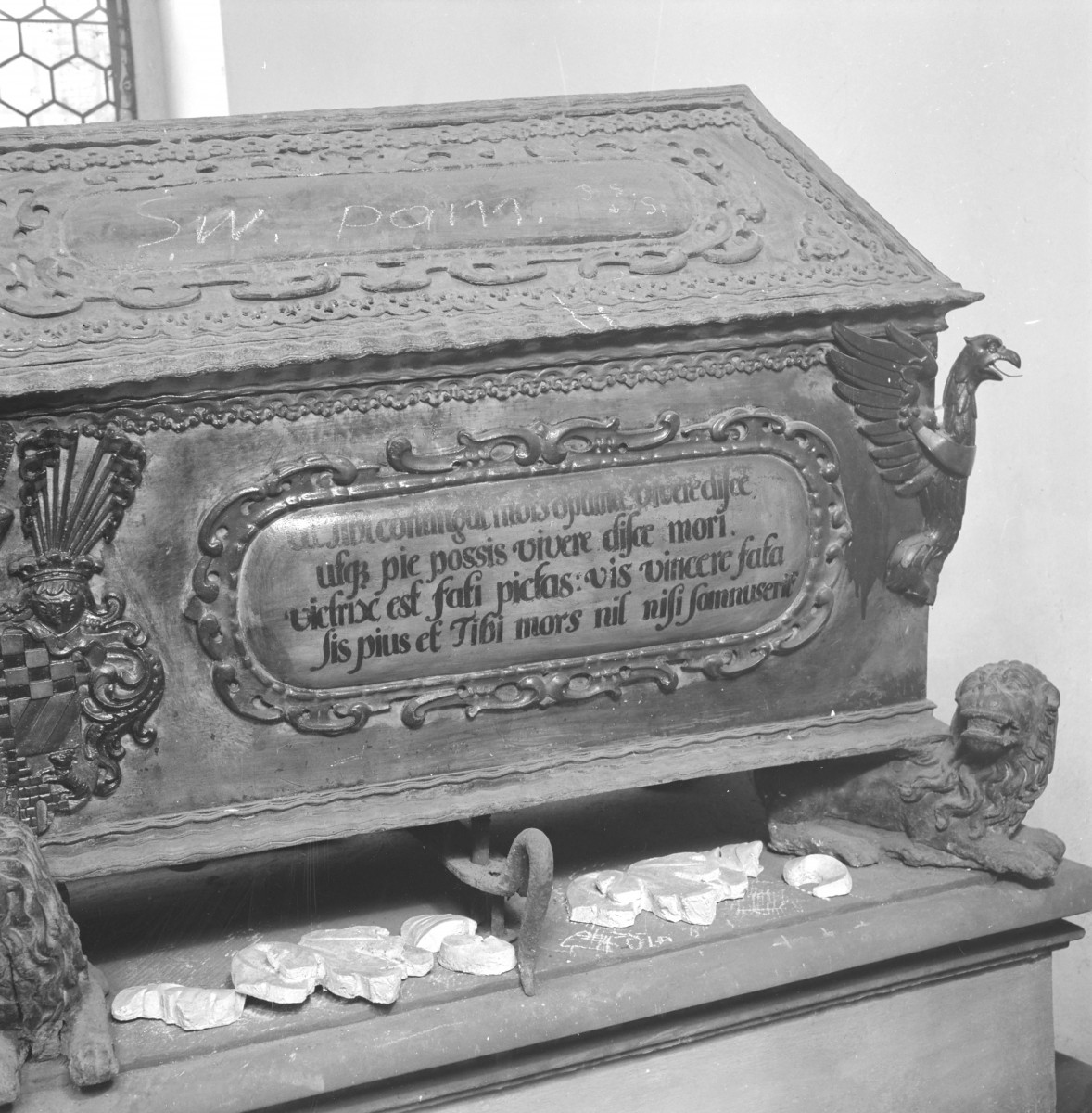 Kościół św. Jana - wnętrze: mauzoleum Piastów fragment sarkofagu, bogato zdobionej, skan 1