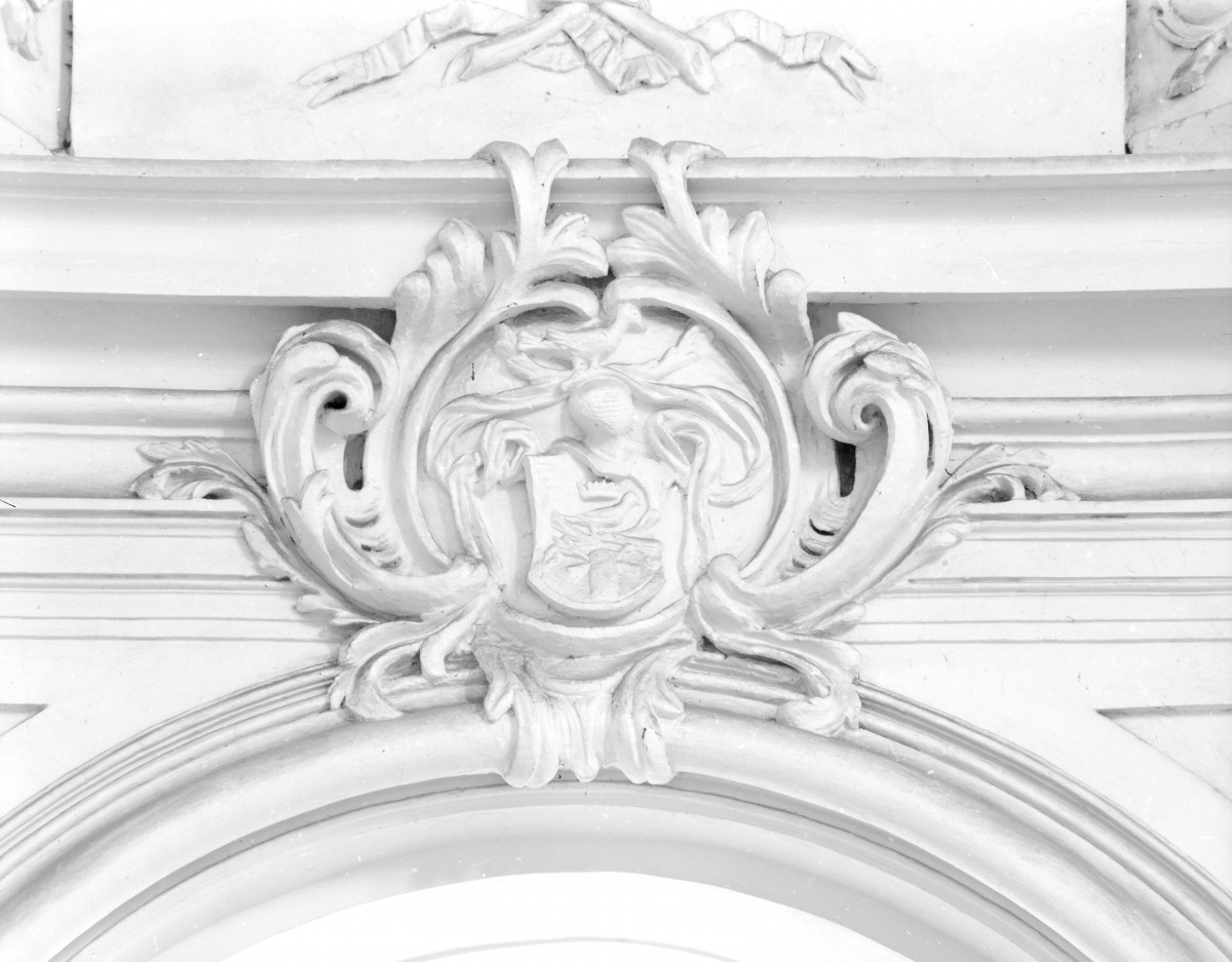 kościół pw. Najświętszej Marii Panny Na Piasku - wnętrze: portal kaplicy - fragment, kartusz herbowy, skan 1