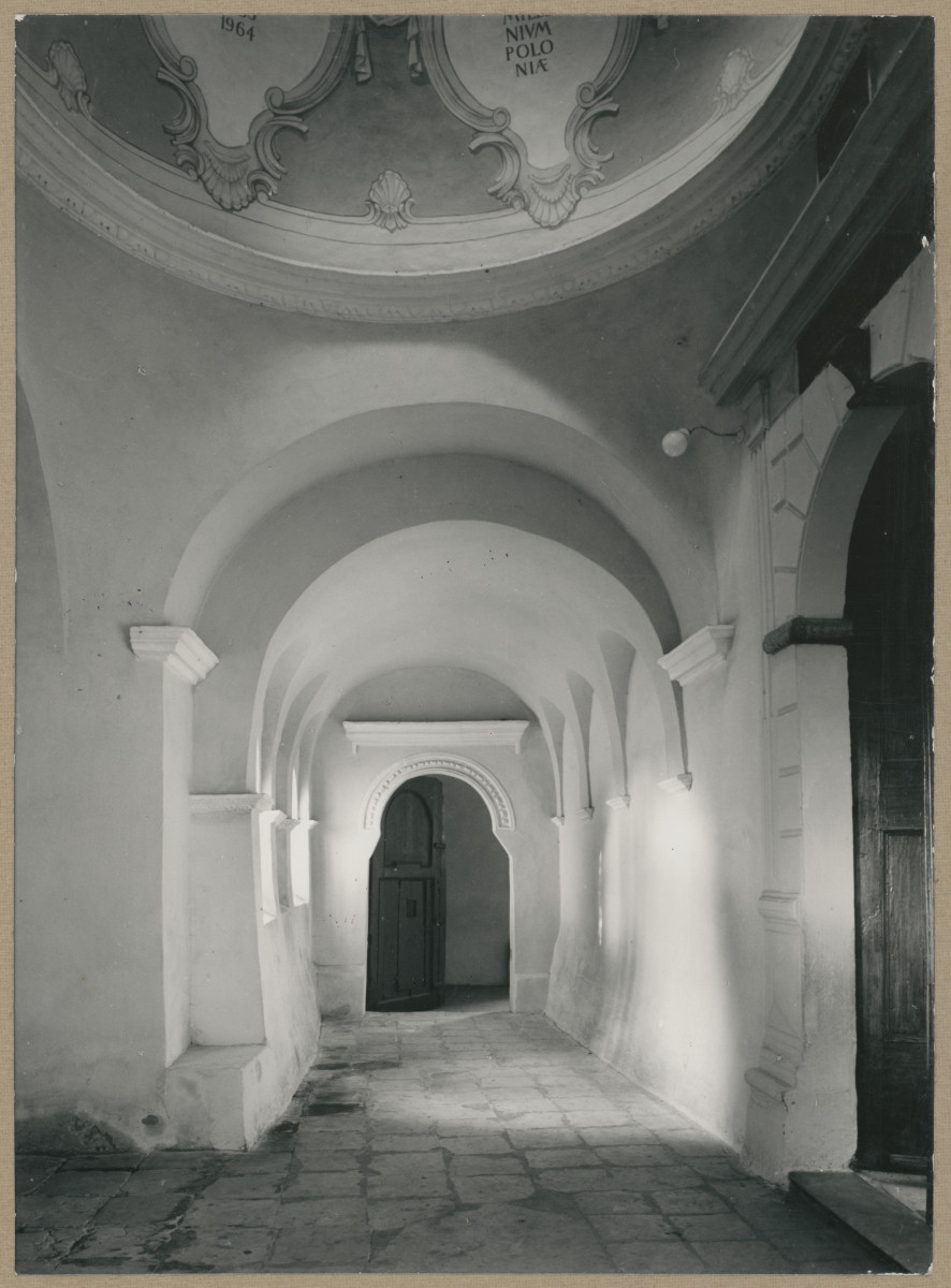 Zespół klasztorny - kościół, widok na kruchtę, przedsionek i portal na krużganek klasztoru, , skan 1