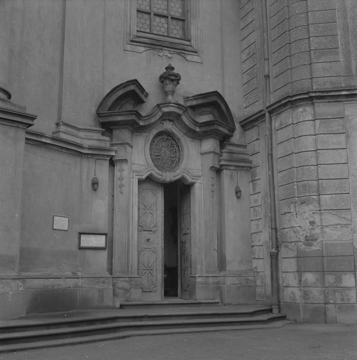 Bazylika św. Jadwigi - portal boczny, skan 1